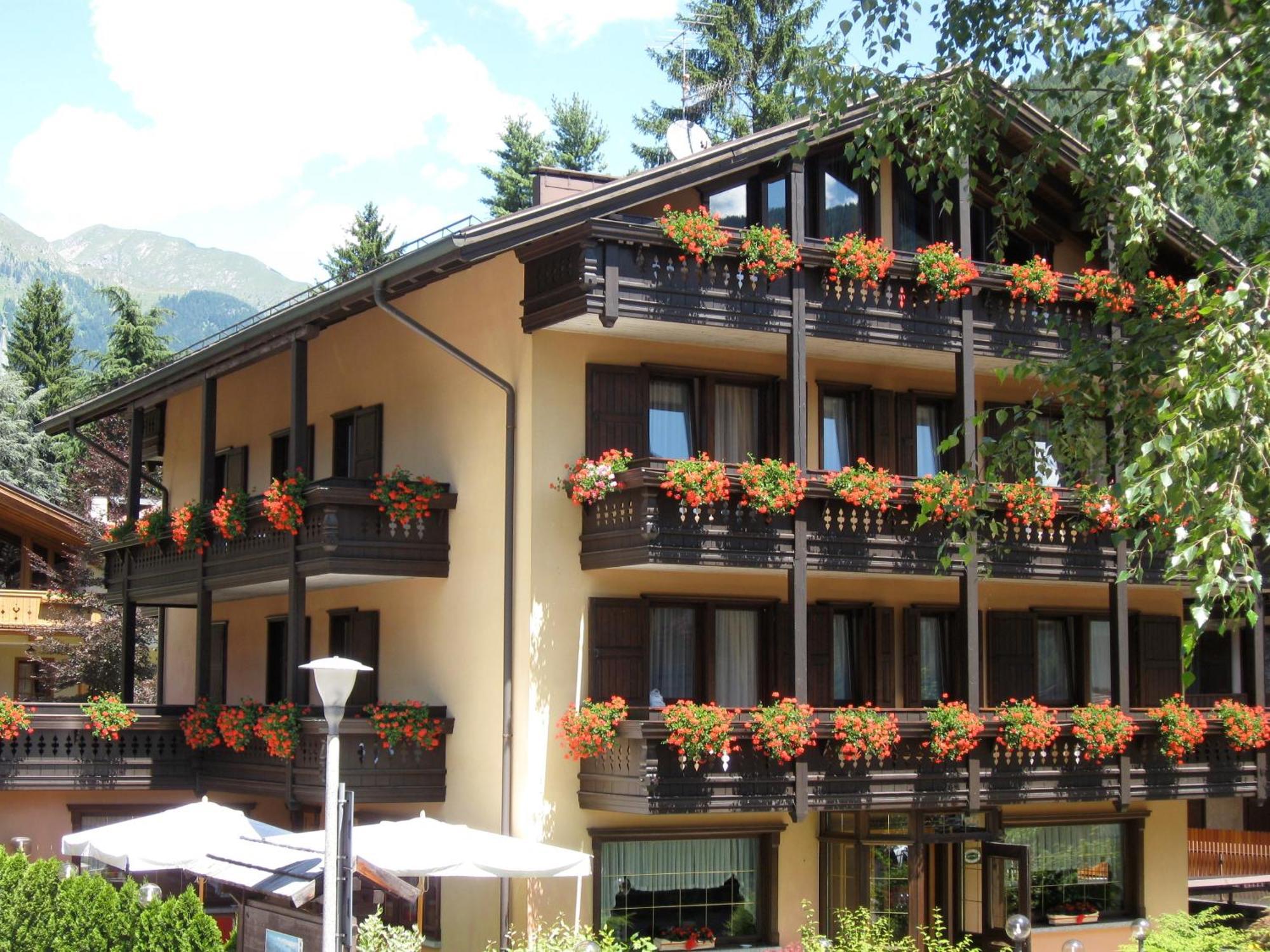 Hotel Binelli ピンツォーロ エクステリア 写真