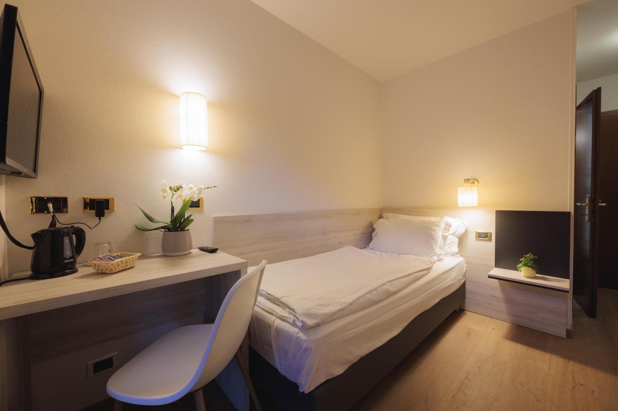 Hotel Binelli ピンツォーロ エクステリア 写真